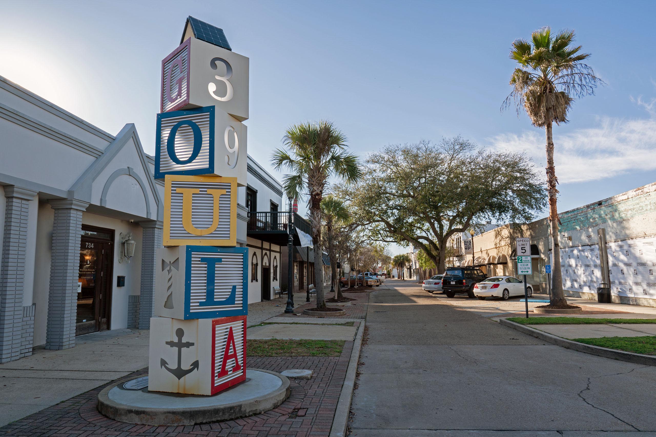 A decorative sign welcomes visitors to downtown Pascagoula.